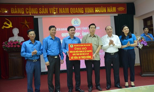 Lãnh đạo Liên đoàn lao động tỉnh Thái Bình trao kinh phí ủng hộ đồng bào miền Trung và Tây Nguyên. Ảnh Bá Mạnh