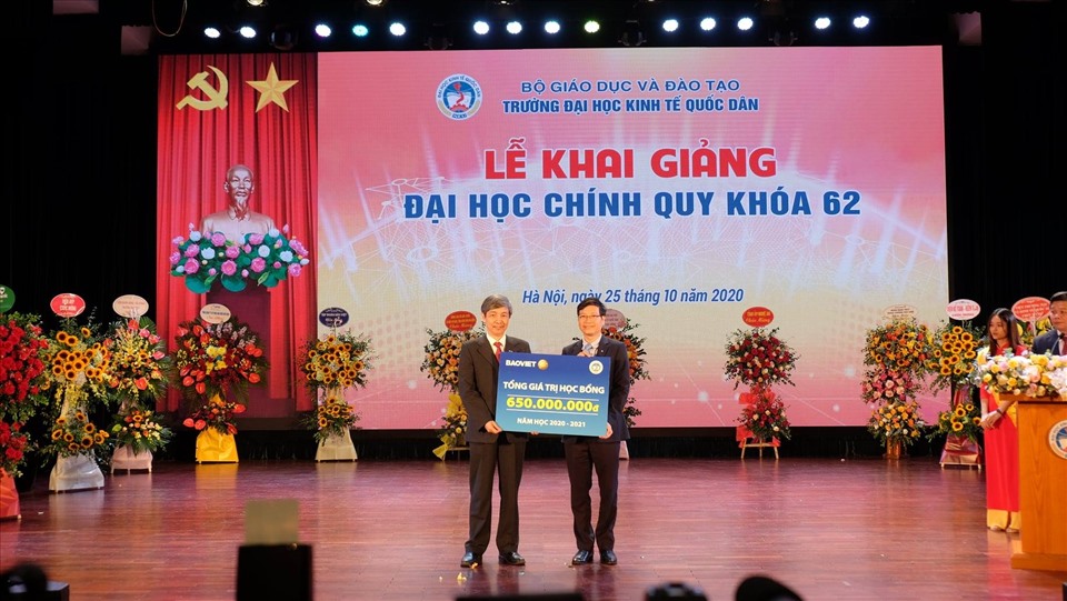 Tập đoàn Bảo Việt tặng học bổng cho sinh viên trường Ðại học Kinh tế Quốc dân với tổng số tiền lên tới 5,5 tỉ đồng.