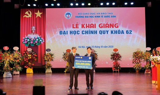 Tập đoàn Bảo Việt tặng học bổng cho sinh viên trường Ðại học Kinh tế Quốc dân với tổng số tiền lên tới 5,5 tỉ đồng.