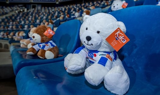 Đội bóng cũ của Văn Hậu - SC Heerenveen đặt 15.000 gấu bông trên khán đài ủng hộ bệnh nhi ung thư. Ảnh: Getty