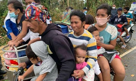 Các cư dân ở sơ tán đến khu vực an toàn hơn ở thị trấn Pola trên đảo Mindoro, miền trung Philippines hôm 26.10. Ảnh: AP