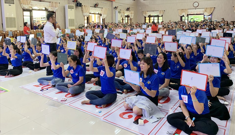 Đông đảo nữ đoàn viên. CNVCLĐ tham gia cuộc thi "Rung chuông vàng". Ảnh: Lan Hương