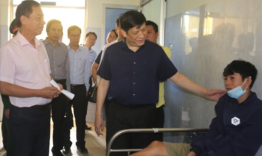 Quyền Bộ trưởng Nguyễn Thanh Long thăm bệnh nhân trong chuyến công tác tại miền Trung trong thời gian mưa lũ. Ảnh: BYT