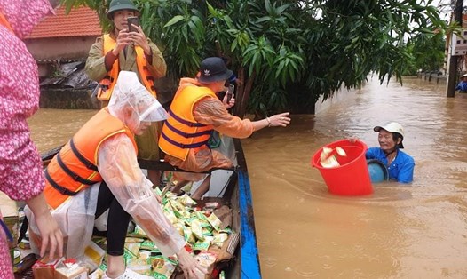 Công tác cứu trợ cho người dân vùng lũ Quảng Bình đang được triển khai khẩn trương. Ảnh: Lê Phi Long