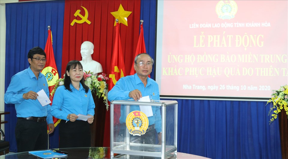 Cán bộ công đoàn Khánh Hòa quyên góp ủng hộ người dân Miền Trung bị thiệt hại do lũ, lụt. Ảnh: Phương Linh