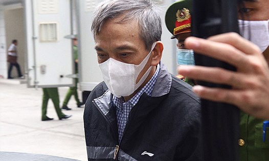 Cựu Phó Tổng giám đốc BIDV Trần Lục Lang khi bị dẫn giải vào phòng xử. Ảnh: Danh Dự.