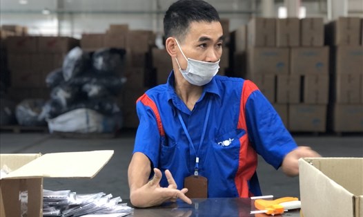 Anh Tạ Văn Thịnh - một người khuyết tật - đang làm việc tại Công ty TNHH Thiết bị và Sản phẩm an toàn Việt Nam. Ảnh: Bảo Hân