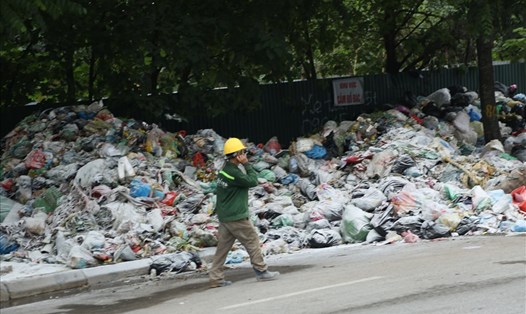 Bãi rác Nam Sơn bị chặn khiến nhiều nơi trong nội thành ùn ứ rác thải ngày 26.10. Ảnh: Phạm Đông