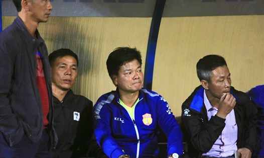Ban huấn luyện Nam Định bất lực trước trận thua của đội nhà với Hải Phòng. Ảnh: Hoài Thu