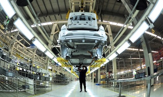 Một nhân viên làm việc tại xưởng lắp ráp của công ty BAIC Motor ở tỉnh Hà Bắc. Trong 5 năm qua, GDP bình quân đầu người của Trung Quốc đạt trên 10.000 USD. Ảnh: Tân Hoa Xã.