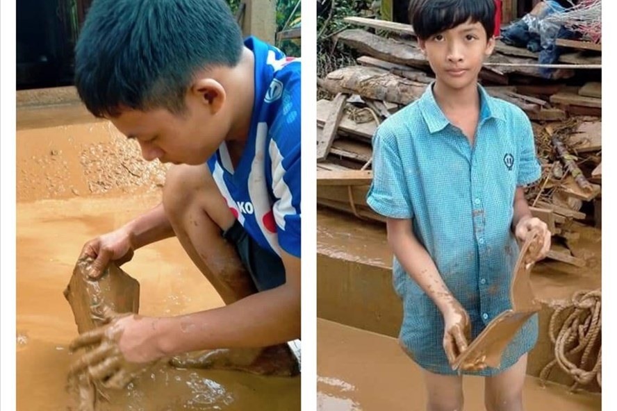 Học sinh xã Hướng Hiệp, huyện Hướng Hoá, tỉnh Quảng Trị nhặt sách sau lũ. Ảnh LĐO