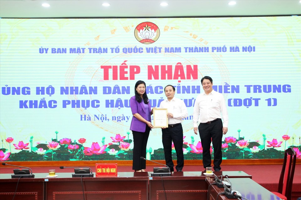 Ông Phùng Lê Dũng -  Chủ tịch Công đoàn Tổng Công ty trao ủng hộ đợt 1 tại Ủy ban Mặt trận Tổ quốc Việt Nam TP. Hà Nội. Ảnh: Tiến Hiệp
