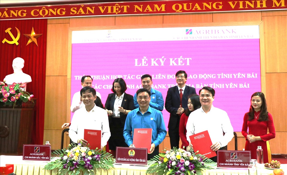Lãnh đạo LĐLĐ tỉnh Yên Bái  và các chi nhánh Agribank trên địa bàn tỉnh Yên Bái ký thỏa thuận phối hợp. Ảnh: Xuân Quỳnh