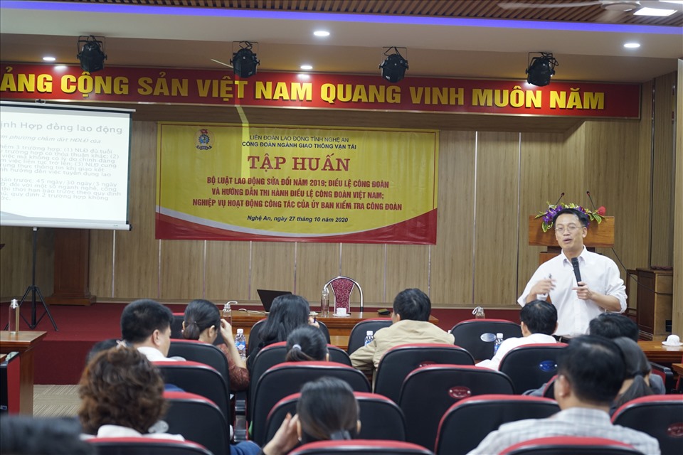Đồng chí Nguyễn Chí Công – Phó Chủ tịch LĐLĐ tỉnh Nghệ An truyền đạt các nội dung tập huấn cho cán bộ công đoàn ngành GTVT. Ảnh: Quang Đại