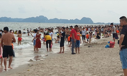 Bãi tắm Bãi Cháy, Hạ Long, Quảng Ninh bao giờ đông khách trở lại? Ảnh: Nguyễn Hùng