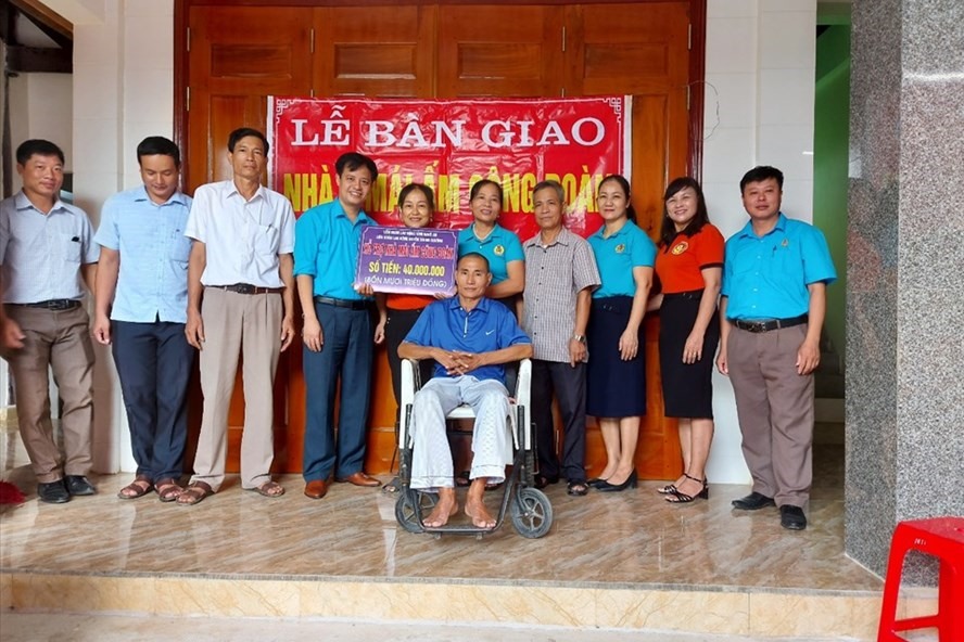 LĐLĐ huyện Thanh Chương (Nghệ An) trao tặng 40 triệu đồng hỗ trợ xây nhà "Mái ấm công đoàn" cho đoàn viên. Ảnh: Dương Lê Tiến