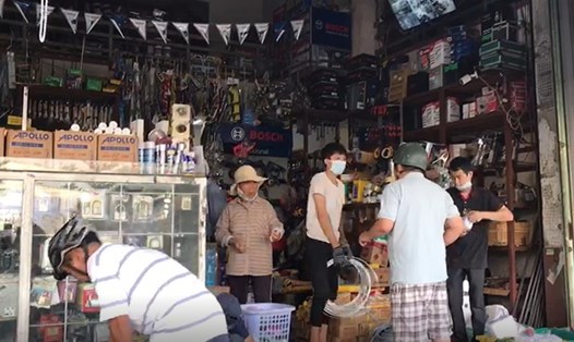 Người dân Đà Nẵng chen nhau mua sắm vật liệu, gia cố nhà cửa chống bão số 9