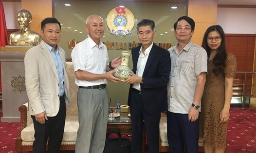 Phó Chủ tịch Tổng Liên đoàn Lao động Việt Nam Trần Văn Thuật (thứ 3 từ phải sang) tặng quà lưu niệm cho ông Kambayashi Junji . Ảnh: Hải Anh