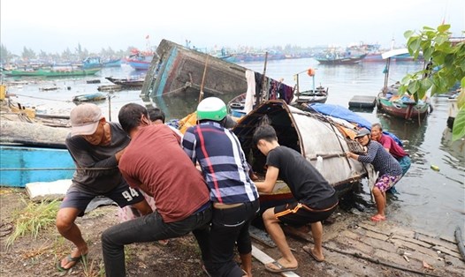 Ngư dân ở Đà Nẵng vừa qua đợt mưa lũ lại tiếp tục ứng phó với cơn bão số 9. Ảnh: H.L