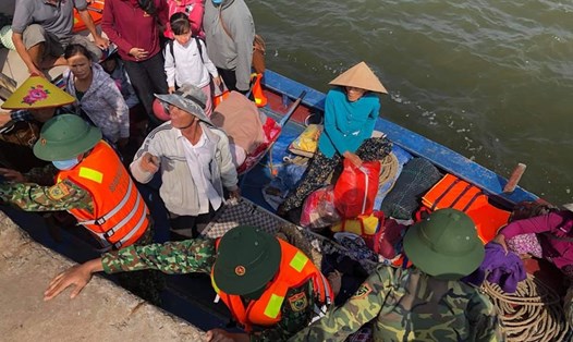 Các địa phương từ Đà Nãng đến Khánh Hòa đã sơ tán gần 100.000 dân đi tránh bão số 9. Bộ đội đưa dân xã đảo Tam Hải, Núi Thành, Quảng Nam vào bờ trú bão. Ảnh: NC