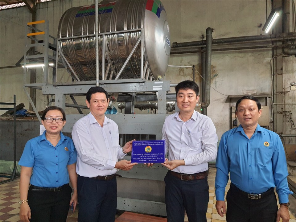 Ông Lâm Thống Nhứt (thứ hai từ phải qua), Chủ tịch Công đoàn Công ty Cổ phần Dệt lưới Sài Gòn, nhận biển công nhận Công trình thi đua từ đại diện Đảng ủy, Công đoàn Tổng Công ty Nông nghiệp Sài Gòn. Ảnh Nam Dương