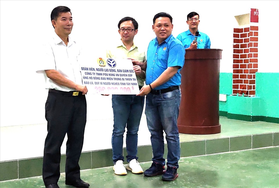 Tiêp nhận tiền ủng hộ của các đơn vị. Ảnh: LĐLĐ Tây Ninh