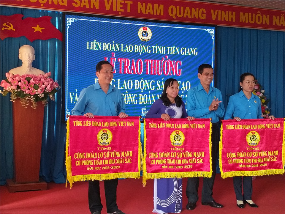 Trao Cờ Thi đua của Tổng LĐLĐ Việt Nam cho các tập thể. Ảnh: K.Q