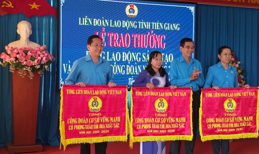 Trao Cờ Thi đua của Tổng LĐLĐ Việt Nam cho các tập thể. Ảnh: K.Q