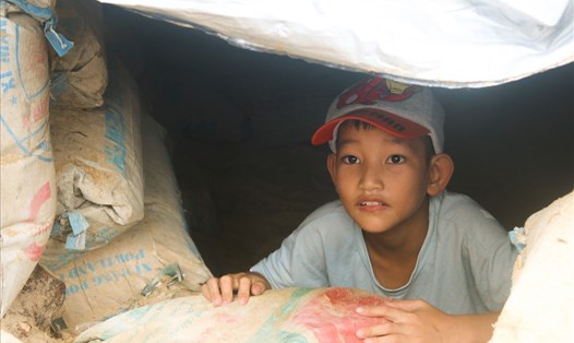 Người dân Quảng Nam đào hầm tránh bão số 9. Ảnh: Thanh Chung
