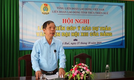 Ông Trần Quang Vinh - Phó Chủ tịch LĐLĐ Thừa Thiên - Huế chủ trì hội nghị lấy ý kiến góp ý vào dự thảo văn kiện trình Đại hội đại biểu toàn quốc lần thứ XIII của Đảng. Ảnh: PĐ
