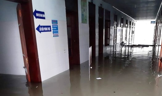 Khoa Sản Bệnh viện Đa khoa huyện Cẩm Xuyên ngập sâu nhưng vẫn đỡ đẻ thành công cho 20 thai phụ. Ảnh: HL.