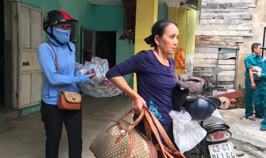 Người dân Đà Nẵng ở các vùng nguy hiểm sơ tán tránh bão số 9. Ảnh: Mai Hương