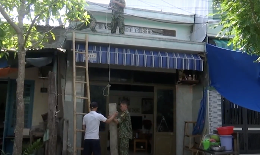 Người dân Đà Nẵng chằng buộc lại nhà cửa chống bão số 9. Ảnh CV