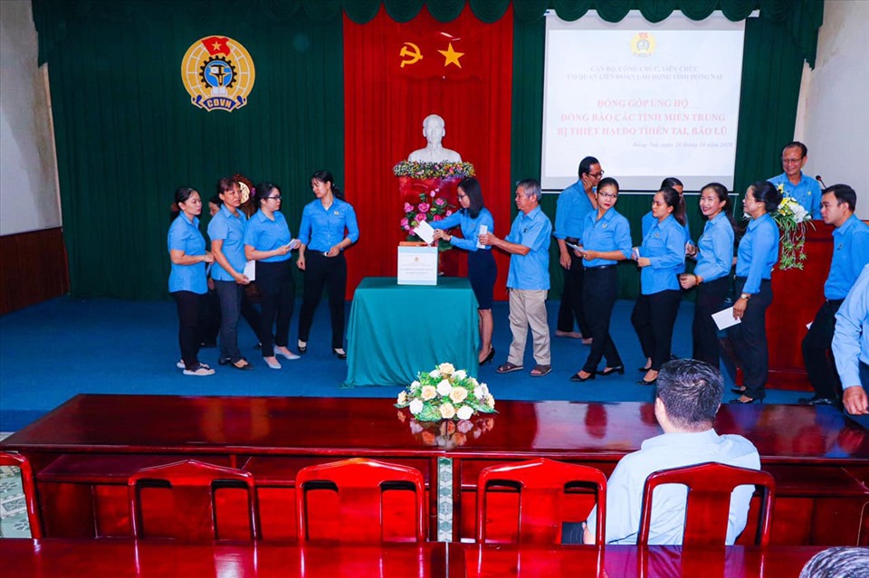 Liên đoàn lao động tỉnh Đồng Nai vừa tổ chức buổi vận động cán bộ công chức, người lao động đang làm việc lại cơ quan Liên đoàn lao động tỉnh quyên góp ủng hộ đồng bào các tỉnh miền Trung. Ảnh: Công đoàn Đồng Nai