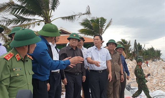 Phó Thủ tướng kiểm tra công tác phòng chống bão số 9 ở Quảng Nam. Ảnh: Thanh Chung