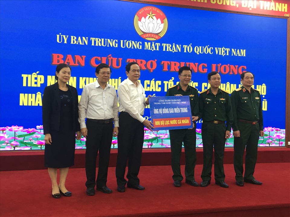 Đại tá Nguyễn Đình Đức (thứ 3 từ phải sang) trao tượng trưng 800 bộ phin lọc hỗ trợ đồng bào miền Trung cho ông Trần Thanh Mẫn (thứ 3 từ trái sang). Ảnh: Hải Anh