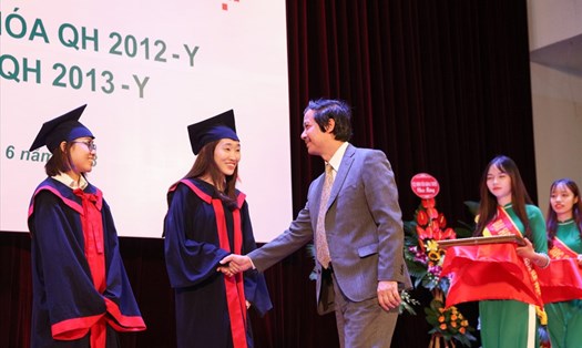 Giám đốc ĐHQGHN Nguyễn Kim Sơn trao bằng tốt nghiệp cho các tân bác sĩ, tân dược sĩ. Ảnh: VNU.