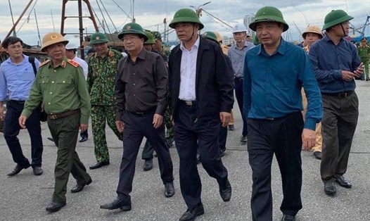 Đoàn công tác do Phó Thủ tướng Trịnh Đình Dũng kiểm tra việc phòng chống bão tại Quảng Nam, Quảng Ngãi. Ảnh: Hữu Long