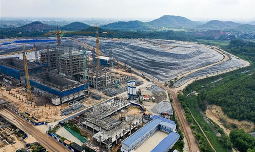 Nhà máy điện rác Sóc Sơn (Hà Nội) có quy mô xử lý chất thải rắn sinh hoạt và công suất phát điện lớn hàng đầu thế giới đã hoàn thành hơn 65% các hạng mục chính. Ảnh: Bảo Khánh