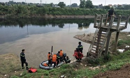 Ngày 27.10, lực lượng chức năng đã tìm thấy thi thể nữ sinh viên Học viện Ngân hàng trên sông Nhuệ. Ảnh: T.Hà.