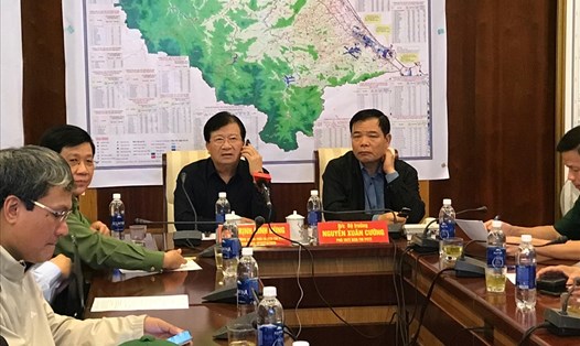 Phó Thủ tướng Trịnh Đình Dũng liên tục gọi điện thoại cho lãnh đạo các địa phương để kiểm tra thông tin sơ tán dân. Ảnh: Tường Minh