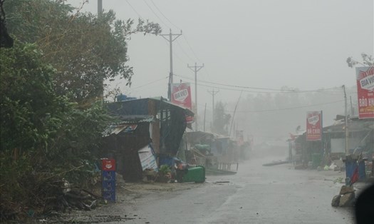 Bão đã đổ bộ vào xã Bình Đông gây mưa và gió rất lớn.
