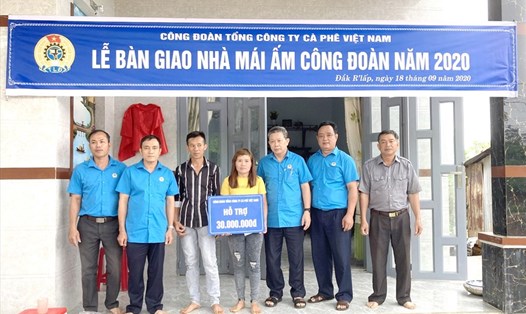 Đại diện Ban Thường vụ Công đoàn Tổng Công ty Cà phê
Việt Nam trao tặng nhà Mái ấm Công đoàn cho đoàn viên Công đoàn cơ sở Công ty
TNHH MTV Cà phê Đắk Nông. Ảnh: Khắc Trọng