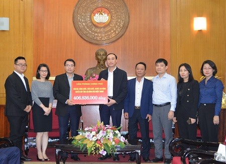 Công đoàn VPCP trao số tiền 406.836.000 đồng đến Uỷ ban Trung ương MTTQ Việt Nam để ủng hộ đồng bào các tỉnh miền Trung bị thiệt hại do mưa lũ. Ảnh: Hoàng Giang