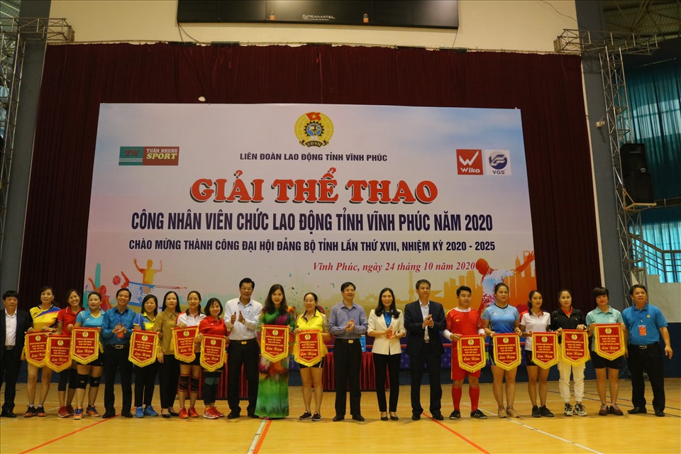 Lãnh đạo LĐLĐ tỉnh, Đảng ủy khối doanh nghiệp, Đảng ủy khối các cơ quan tỉnh, thành ủy Vĩnh Yên, huyện ủy Yên Lạc, Công ty CP thép Việt Đức  tặng cờ lưu niệm cho các đơn vị tham gia. Ảnh: Lâm Nguyễn.