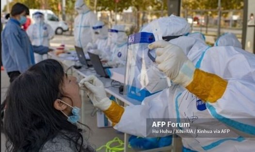 Nhân viên y tế lấy mẫu xét nghiệm COVID-19 cho người dân ở Kashgar, hôm 26.10. Ảnh: AFP