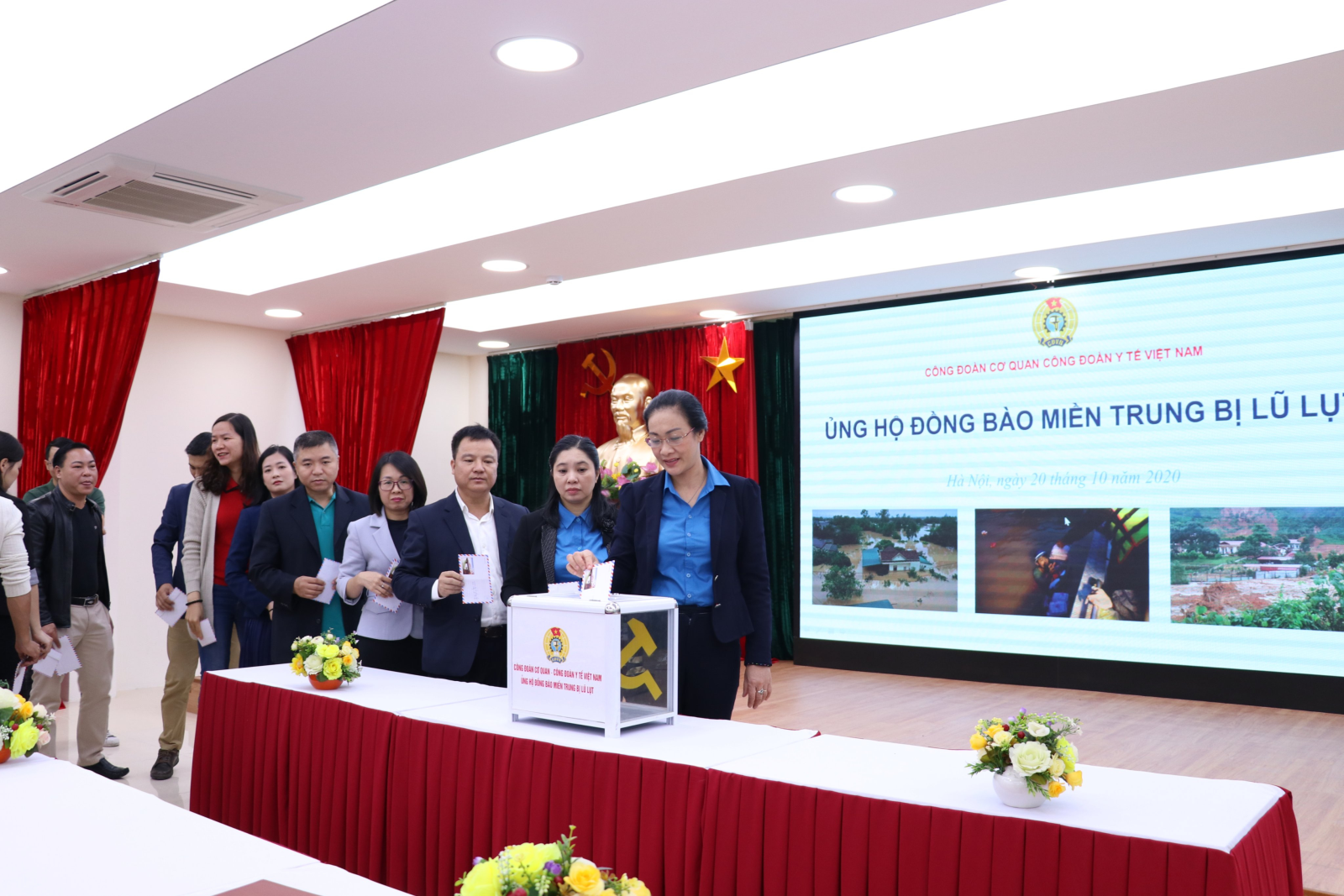 Cơ quan Công đoàn Y tế Việt Nam hưởng ứng ủng hộ đồng bào lũ lụt miền Trung. Ảnh: CĐYTVN