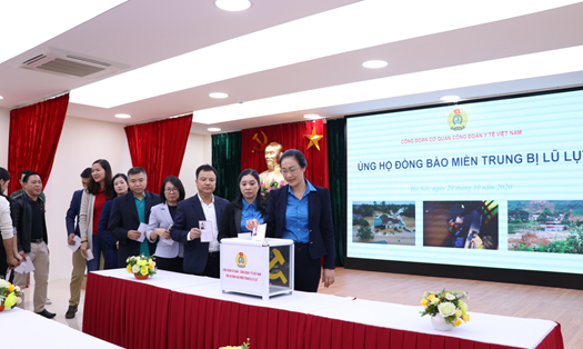Cơ quan Công đoàn Y tế Việt Nam hưởng ứng ủng hộ đồng bào lũ lụt miền Trung. Ảnh: CĐYTVN
