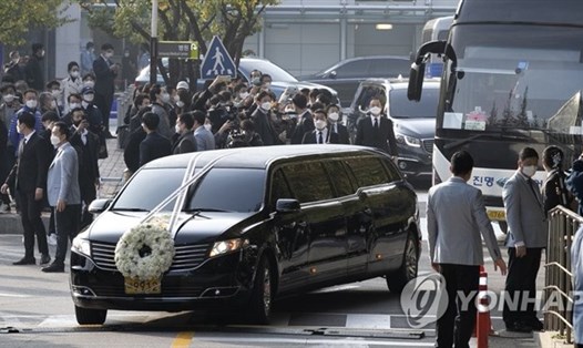 Xe tang chở linh cữu cố Chủ tịch Tập đoàn Samsung Lee Kun-hee rời khỏi nhà tang lễ tại Trung tâm Y tế Samsung. Ảnh: Yonhap.