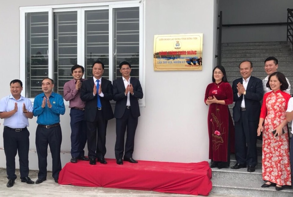 Quang cảnh lễ gắn biển. Ảnh: Thu Nguyệt